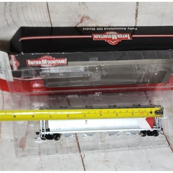 Inter Mountain Railway Co.45221-05 Cylindrical Covered CP Silver Car Model Train - Picture 2 of 11